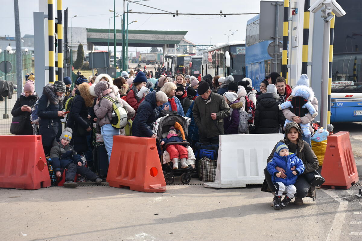 Poloneses dão boas-vindas a ucranianos forçados a fugir pela fronteira. Foto: Chris Melzer (ACNUR)